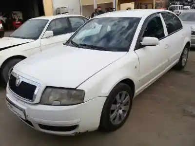 Véhicule à la ferraille SKODA SUPERB (3U4) Comfort de l'année 2003 alimenté AWX