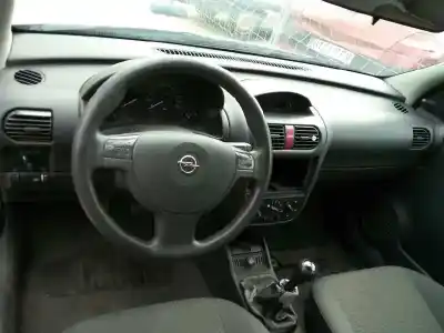 Sloopvoertuig opel corsa c cosmo van het jaar 2004 aangedreven z10xep