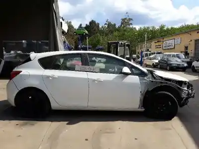 Здавання транспортного засобу opel astra j lim. selective року 2012 потужний a17dtr