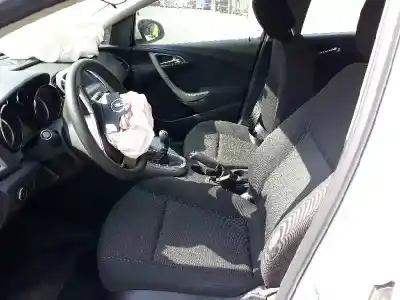 Здавання транспортного засобу opel astra j lim. selective року 2012 потужний a17dtr