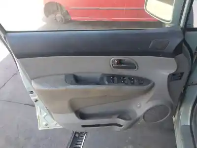 Veicolo di demolizione kia carens (un) active dell'anno 2001 alimentato d4ea