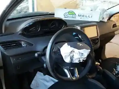 Veículo de Sucata peugeot 208 active do ano 2001 alimentado bhw