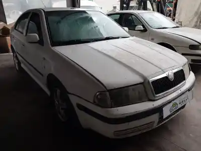 Sloopvoertuig skoda octavia berlina (1u2) ambiente van het jaar 2001 aangedreven alh