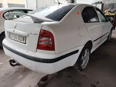 Sloopvoertuig skoda octavia berlina (1u2) ambiente van het jaar 2001 aangedreven alh