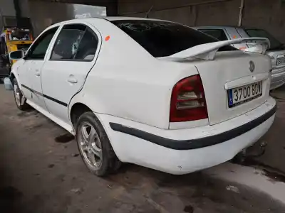 Sloopvoertuig skoda octavia berlina (1u2) ambiente van het jaar 2001 aangedreven alh