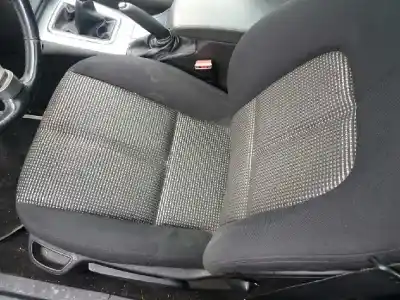 Sloopvoertuig peugeot 407 sw st sport van het jaar 2001 aangedreven rhr