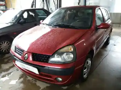 Véhicule à la ferraille renault clio ii fase ii (b/cb0) privilege 98 cv / 72 kw de l'année 2001 alimenté k4j712