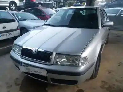 Veicolo di demolizione skoda octavia berlina (1u2) ambiente dell'anno 2001 alimentato alh