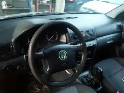 Veicolo di demolizione skoda octavia berlina (1u2) ambiente dell'anno 2001 alimentato alh