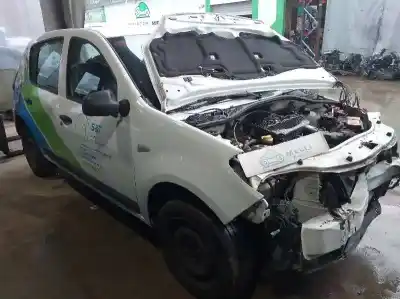 Véhicule à la ferraille dacia sandero ambiance de l'année 2010 alimenté k9k792