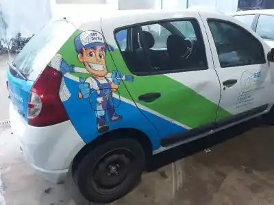 Véhicule à la ferraille dacia sandero ambiance de l'année 2010 alimenté k9k792