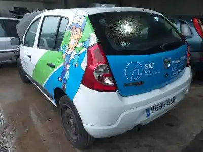 Véhicule à la ferraille dacia sandero ambiance de l'année 2010 alimenté k9k792