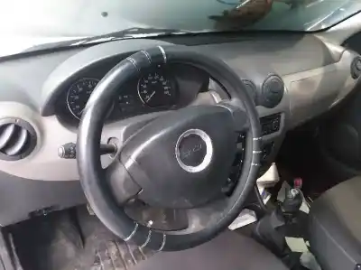 Véhicule à la ferraille dacia sandero ambiance de l'année 2010 alimenté k9k792