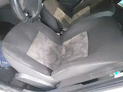 Véhicule à la ferraille dacia sandero ambiance de l'année 2010 alimenté k9k792