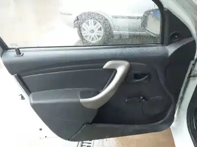 Véhicule à la ferraille dacia sandero ambiance de l'année 2010 alimenté k9k792