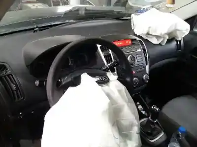 Veículo de Sucata kia ceed sporty wagon drive 90 cv / 66 kw do ano 2010 alimentado d4fbl