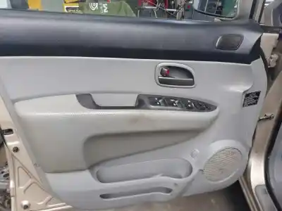 Veicolo di demolizione kia carens (un) emotion dell'anno 2001 alimentato d4ea