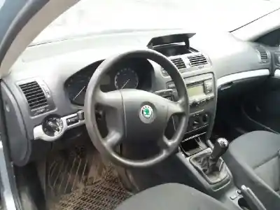 Veículo de Sucata skoda octavia berlina (1z3) trend do ano 2001 alimentado bjb
