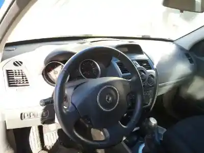 Sloopvoertuig RENAULT MEGANE II BERLINA 3P Confort Dynamique 131 CV / 96 KW van het jaar 2006 aangedreven F9Q803