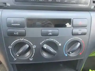 Veicolo di demolizione toyota corolla (_e12_) 1.4 vvt-i (zze120_) dell'anno 2004 alimentato 