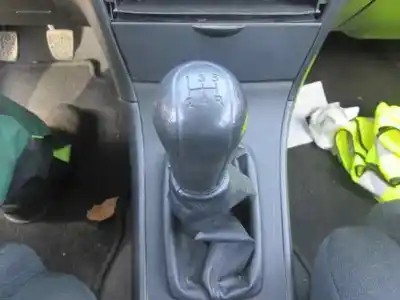 Veicolo di demolizione toyota corolla (_e12_) 1.4 vvt-i (zze120_) dell'anno 2004 alimentato 