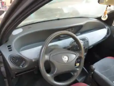 Veicolo di demolizione lancia lancia y 1.2 caprice dell'anno 2001 alimentato 840a3000