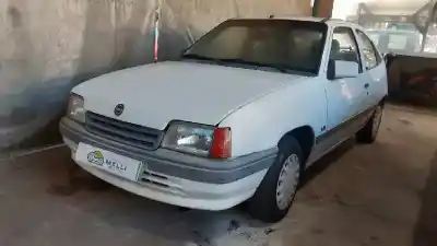 Vehicul casat opel kadett e ls berlina al anului 2001 alimentat 13s