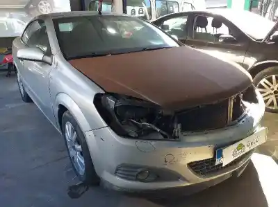 Véhicule à la ferraille OPEL ASTRA TWIN TOP Cosmo de l'année 2006 alimenté Z16XEP