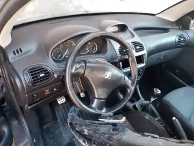 Veículo de Sucata peugeot 206 cc cc do ano 2005 alimentado rfn