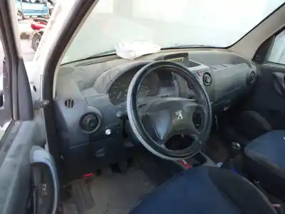 Véhicule à la ferraille peugeot partner (s2) totem de l'année 2000 alimenté wjy