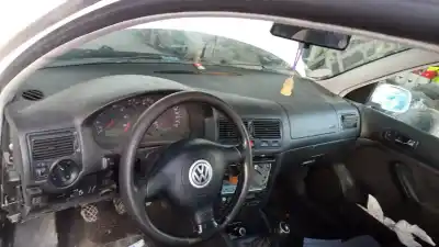 Veículo de Sucata volkswagen golf iv berlina (1j1) 1.6 do ano 1999 alimentado akl