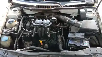 Veículo de Sucata volkswagen golf iv berlina (1j1) 1.6 do ano 1999 alimentado akl