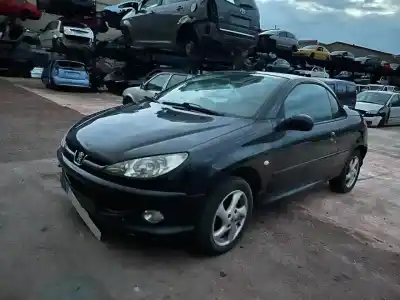 Veicolo di demolizione peugeot 206 cc cc dell'anno 2004 alimentato nfu