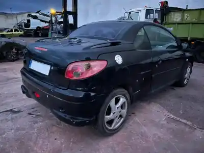 Veicolo di demolizione peugeot 206 cc cc dell'anno 2004 alimentato nfu