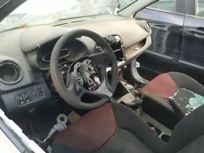 Véhicule à la ferraille renault clio iv authentique de l'année 2015 alimenté 