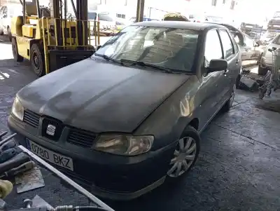 Véhicule à la ferraille SEAT CORDOBA BERLINA (6K2) Stella de l'année 2001 alimenté AGR