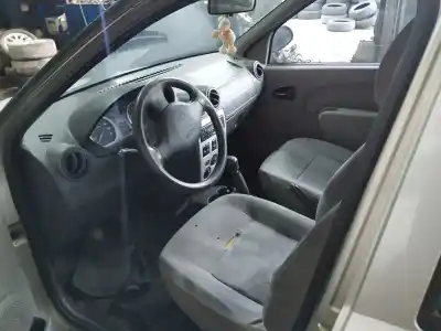 Véhicule à la ferraille dacia logan ambiance de l'année 0 alimenté k7j710