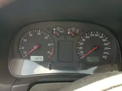 Veículo de Sucata volkswagen golf iv berlina (1j1) 1.6 do ano 2002 alimentado azd