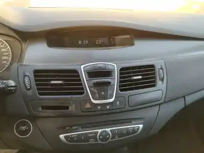 Véhicule à la ferraille renault laguna iii authentique de l'année 2008 alimenté k9k780