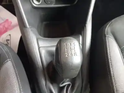 Véhicule à la ferraille peugeot 208 style de l'année 0 alimenté hm01