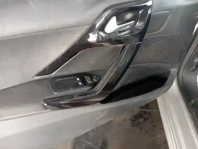 Véhicule à la ferraille peugeot 208 style de l'année 0 alimenté hm01