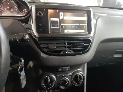 Véhicule à la ferraille peugeot 208 style de l'année 0 alimenté hm01