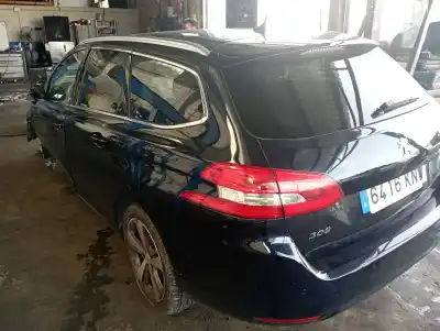 Véhicule à la ferraille peugeot 308 sw de l'année 0 alimenté 