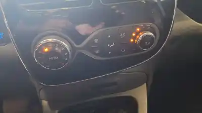 Véhicule à la ferraille renault zoe zen de l'année 0 alimenté 