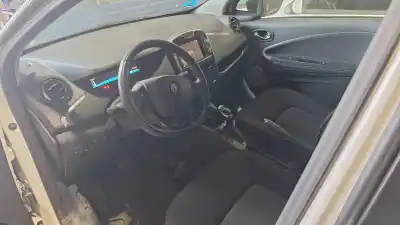 Véhicule à la ferraille renault zoe zen de l'année 0 alimenté 