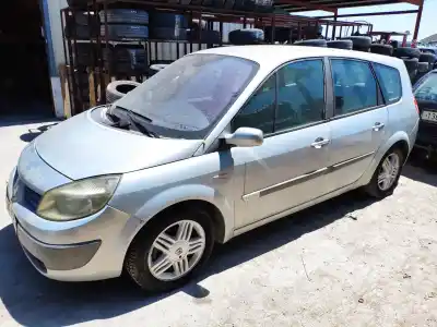 Véhicule à la ferraille RENAULT                                            SCENIC II                                                                                                                                                                                                                                                  1.9 dCi Diesel                                                                                                                                                                                                                                             de l'année 2004 alimenté F9Q812