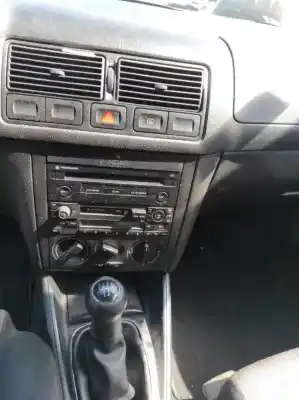 Veículo de Sucata volkswagen golf iv (1j1) 1.4 16v do ano 2003 alimentado 