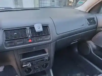 Veículo de Sucata volkswagen golf iv (1j1) 1.4 16v do ano 2001 alimentado 