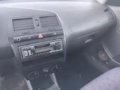 Veículo de Sucata seat ibiza ii (6k1) 1.0 i do ano 2001 alimentado 