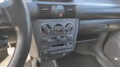 Veicolo di demolizione opel corsa b (s93) 1.0 i 12v (f08. f68. m68) dell'anno 1998 alimentato x 10 xe